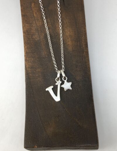 Collar letra V y estrella